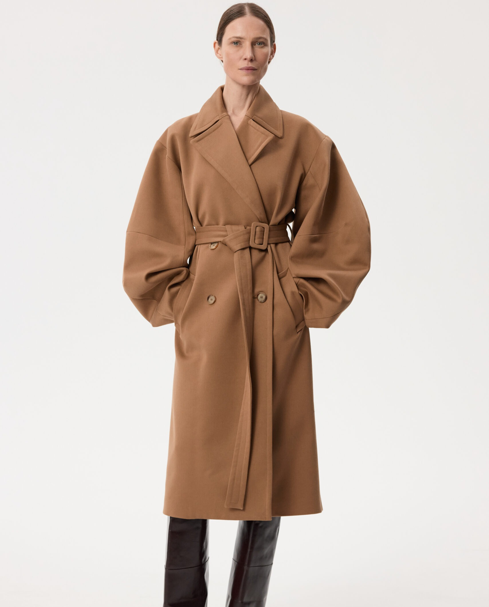 Brązowy płaszcz z fantazyjnymi rękawami - Image #0