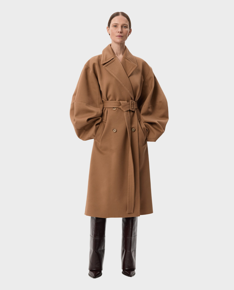 Brązowy płaszcz z fantazyjnymi rękawami