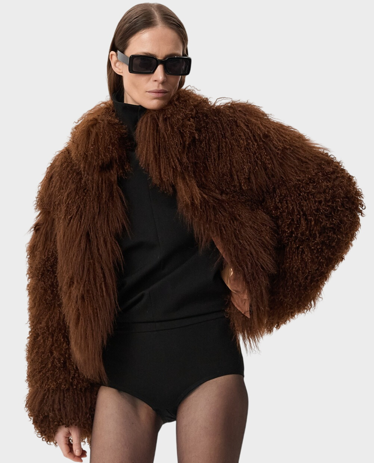 Brązowe krótkie futro