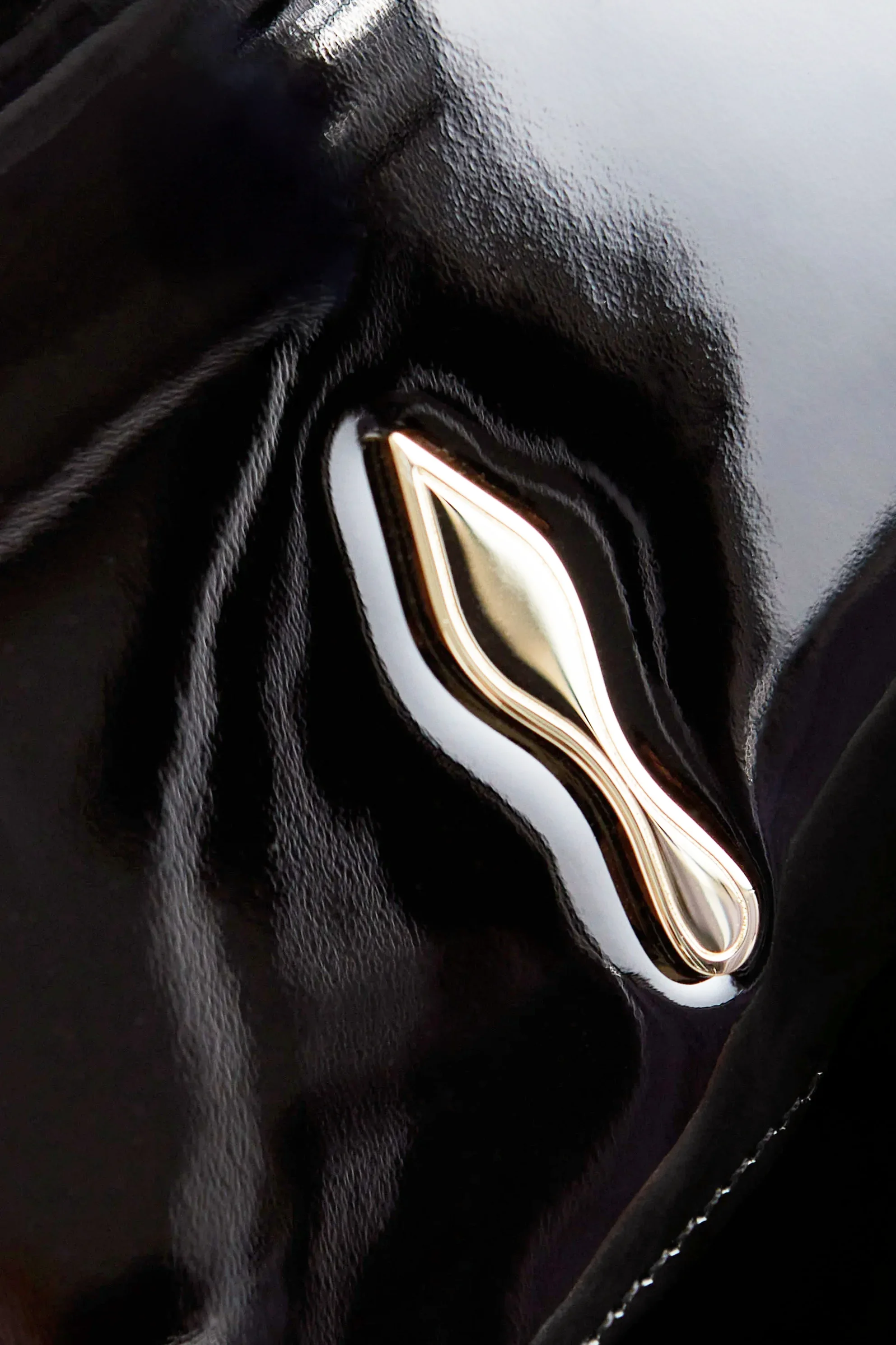 Czarna lakierowana torebka Bettina - Image #6