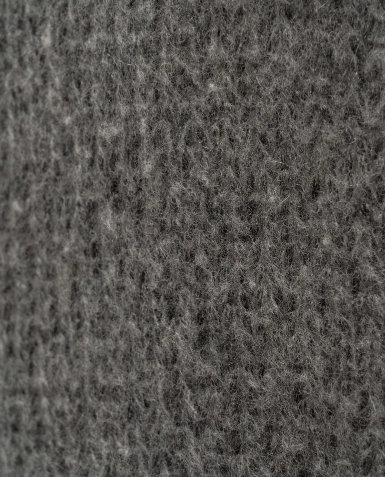 Szary sweter z ozdobnym dekoltem