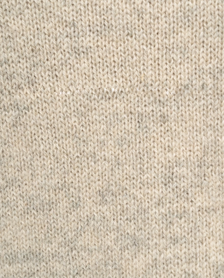 Beżowy sweter z raglanowymi rękawami