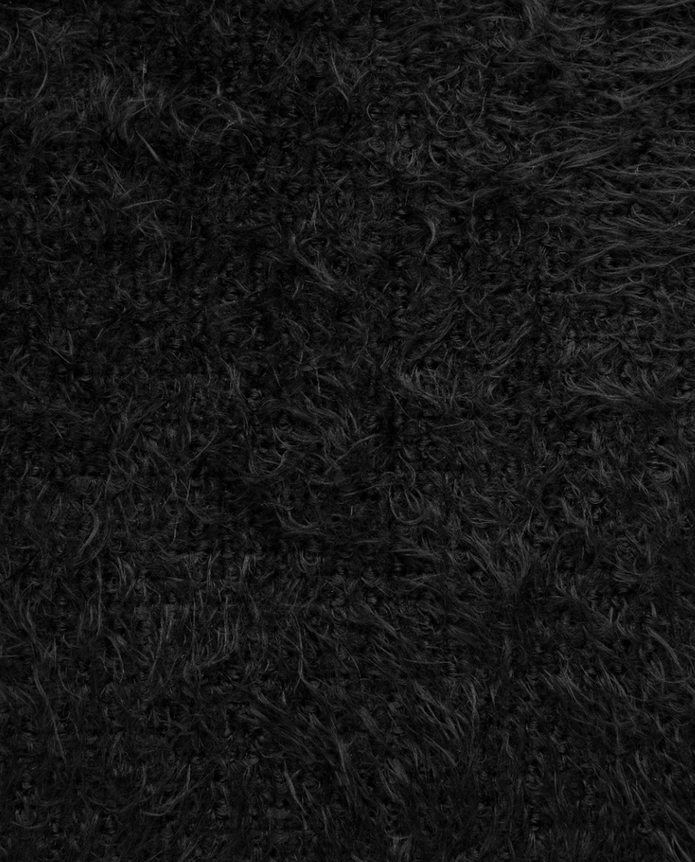 Czarny futrzany sweter