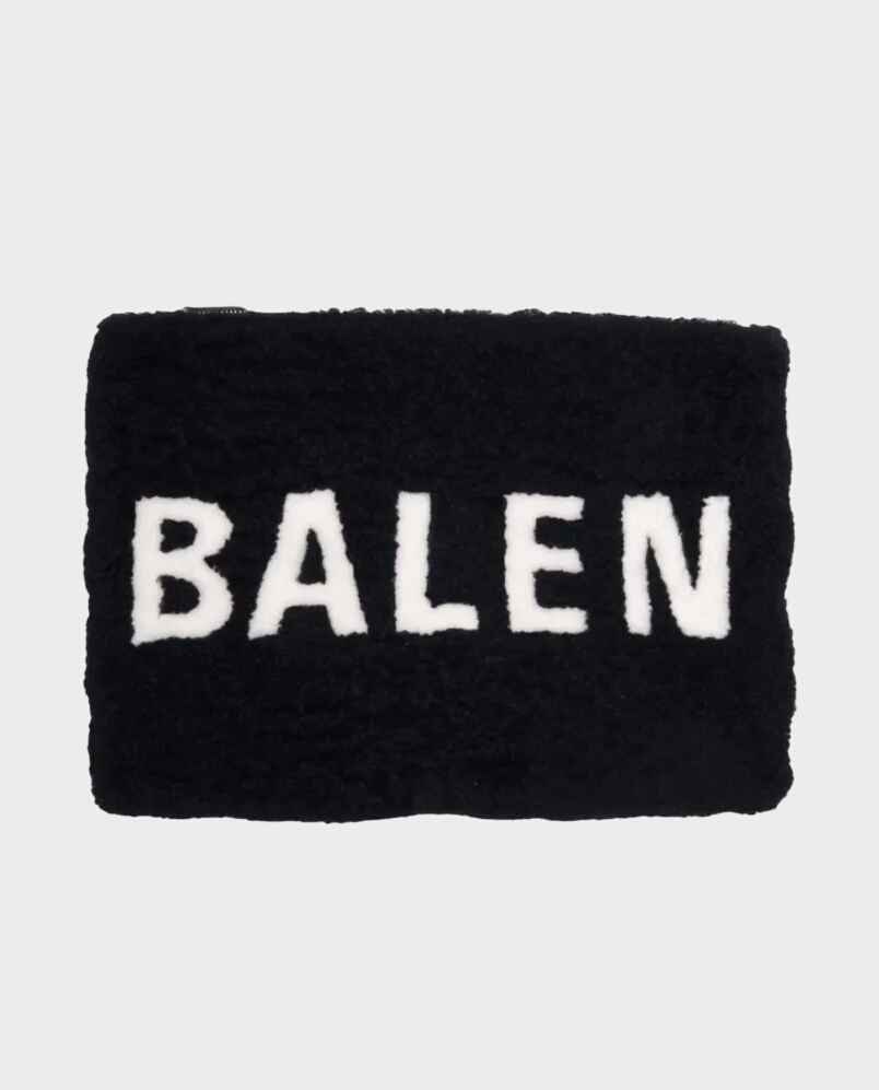 Czarna futrzana kopertówka z logo - Image #0