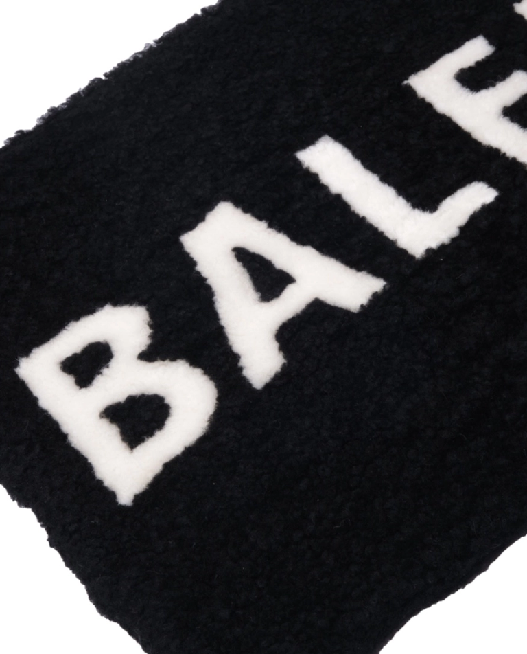 Czarna futrzana kopertówka z logo - Image #2