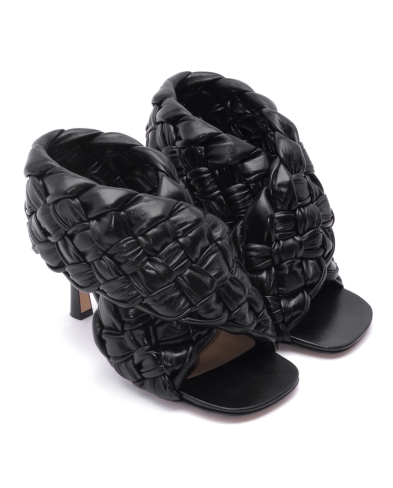 Czarne sandały na obcasie