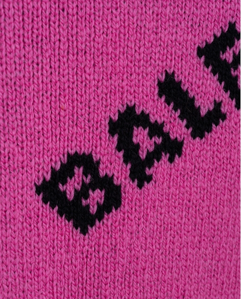 Różowy sweter z logo