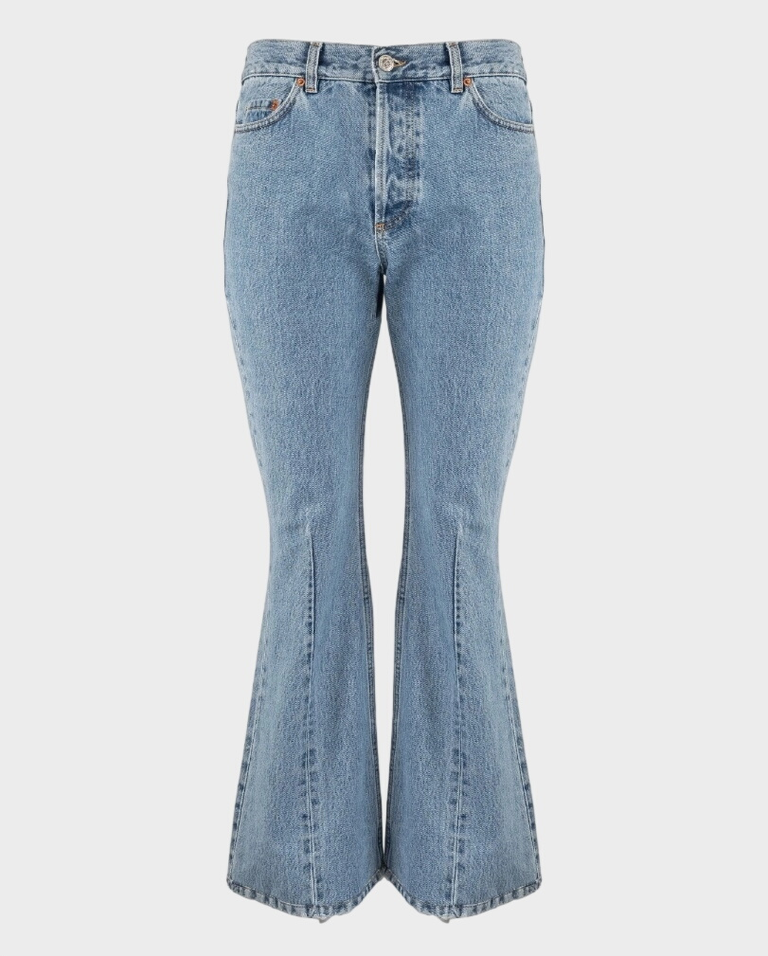 Jeansy z rozszerzanymi nogawkami