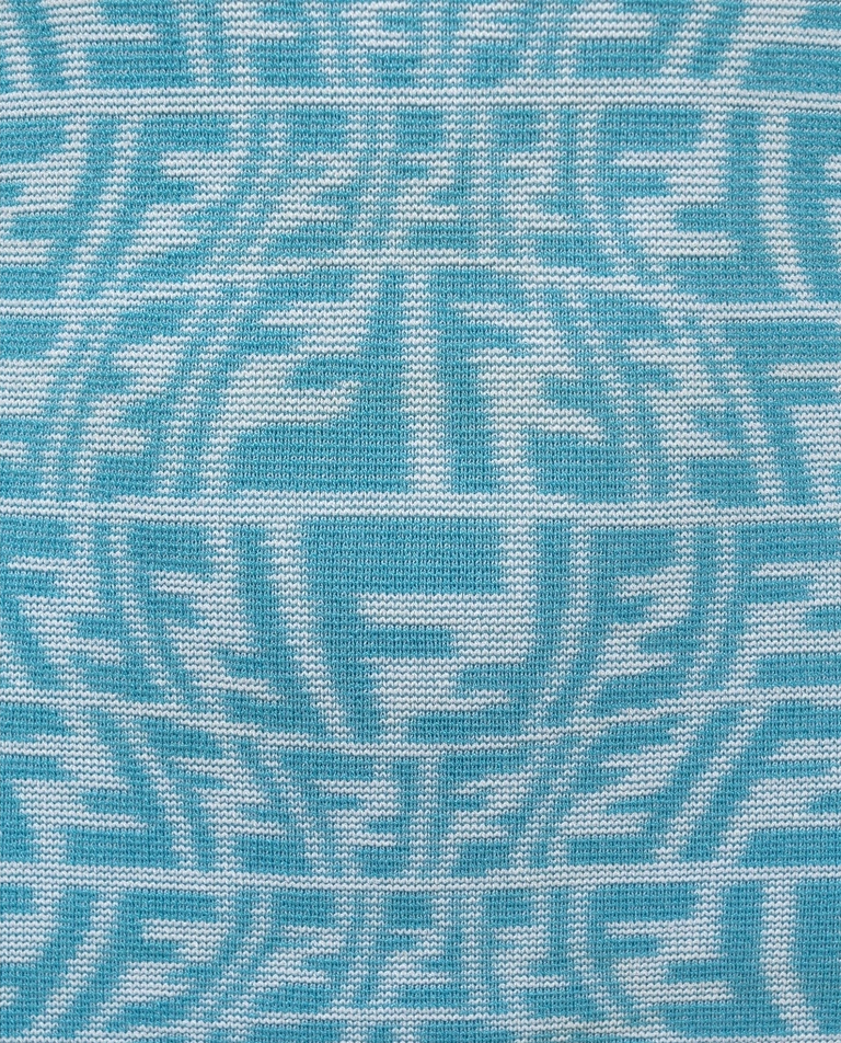 Niebieska dzianinowa sukienka z monogramem