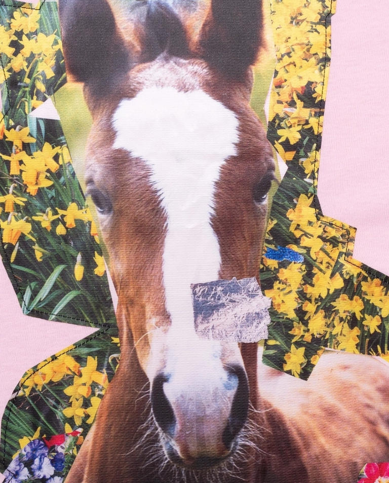 Różowy t-shirt z motywem konia