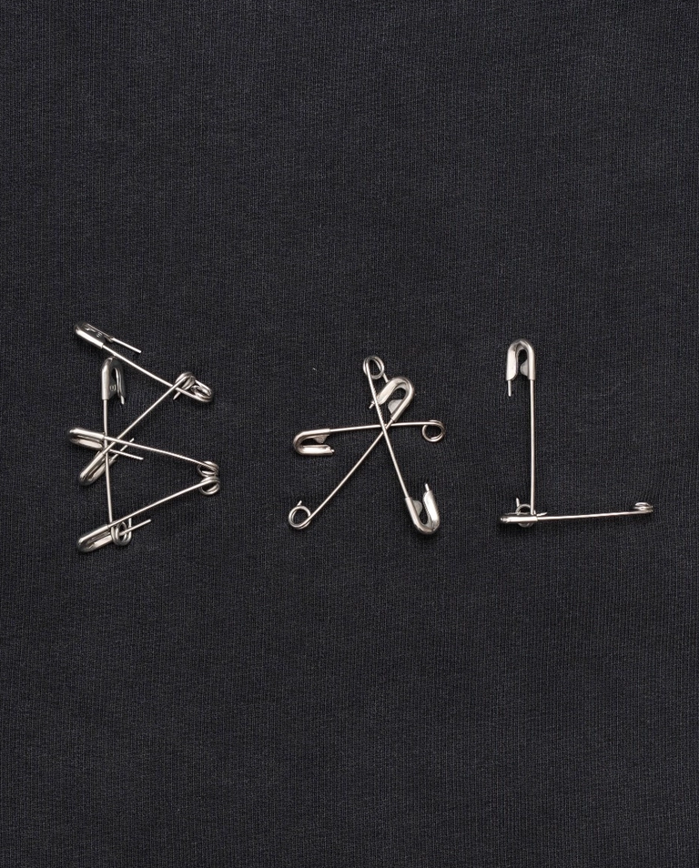 Bluza z kapturem i logo z motywem agrafki