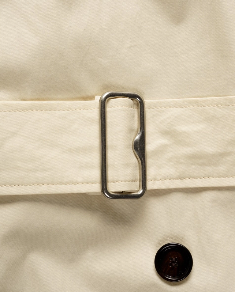 Beżowy dwurzędowy trencz z paskiem - Image #2