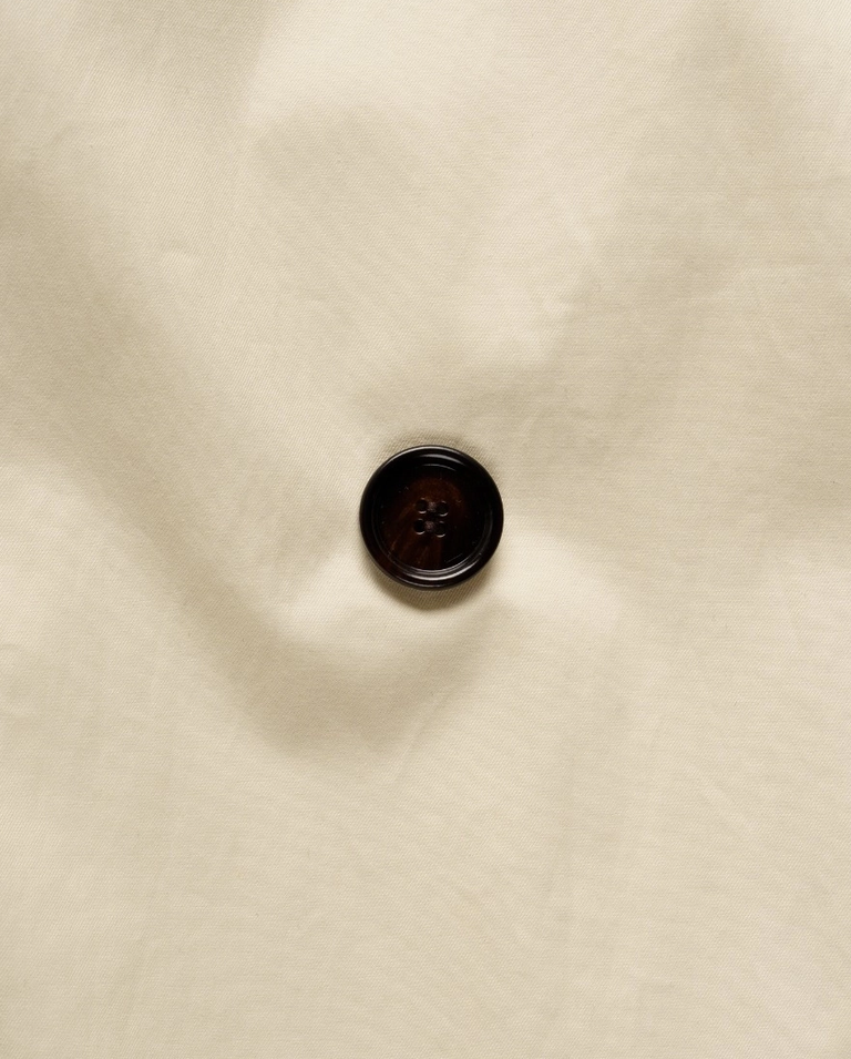 Beżowy dwurzędowy trencz z paskiem - Image #3