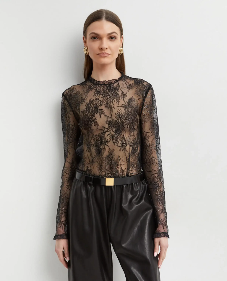Czarny koronkowy top z długimi rękawami