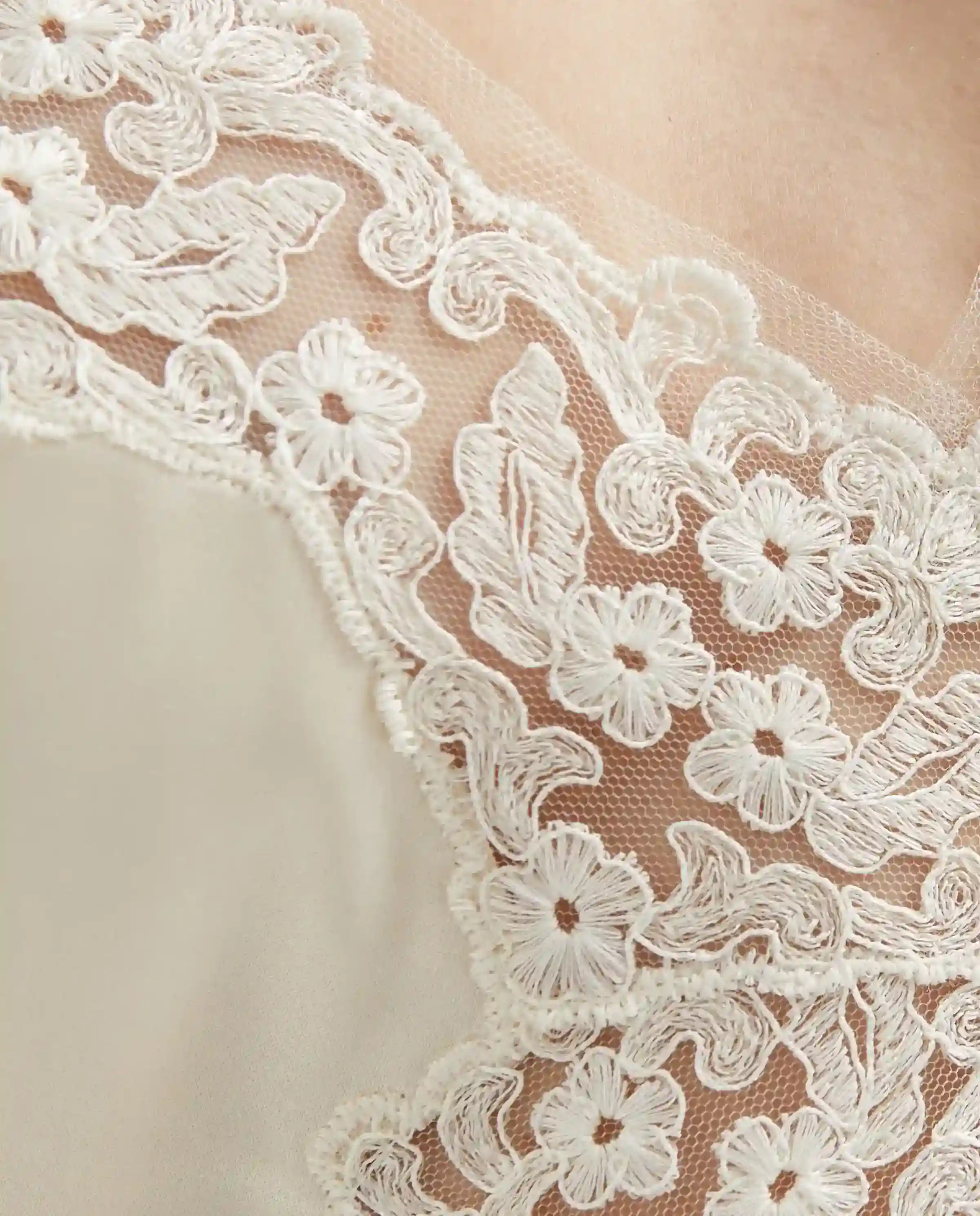 Biały wiskozowy top ze zdobieniem - Image #3