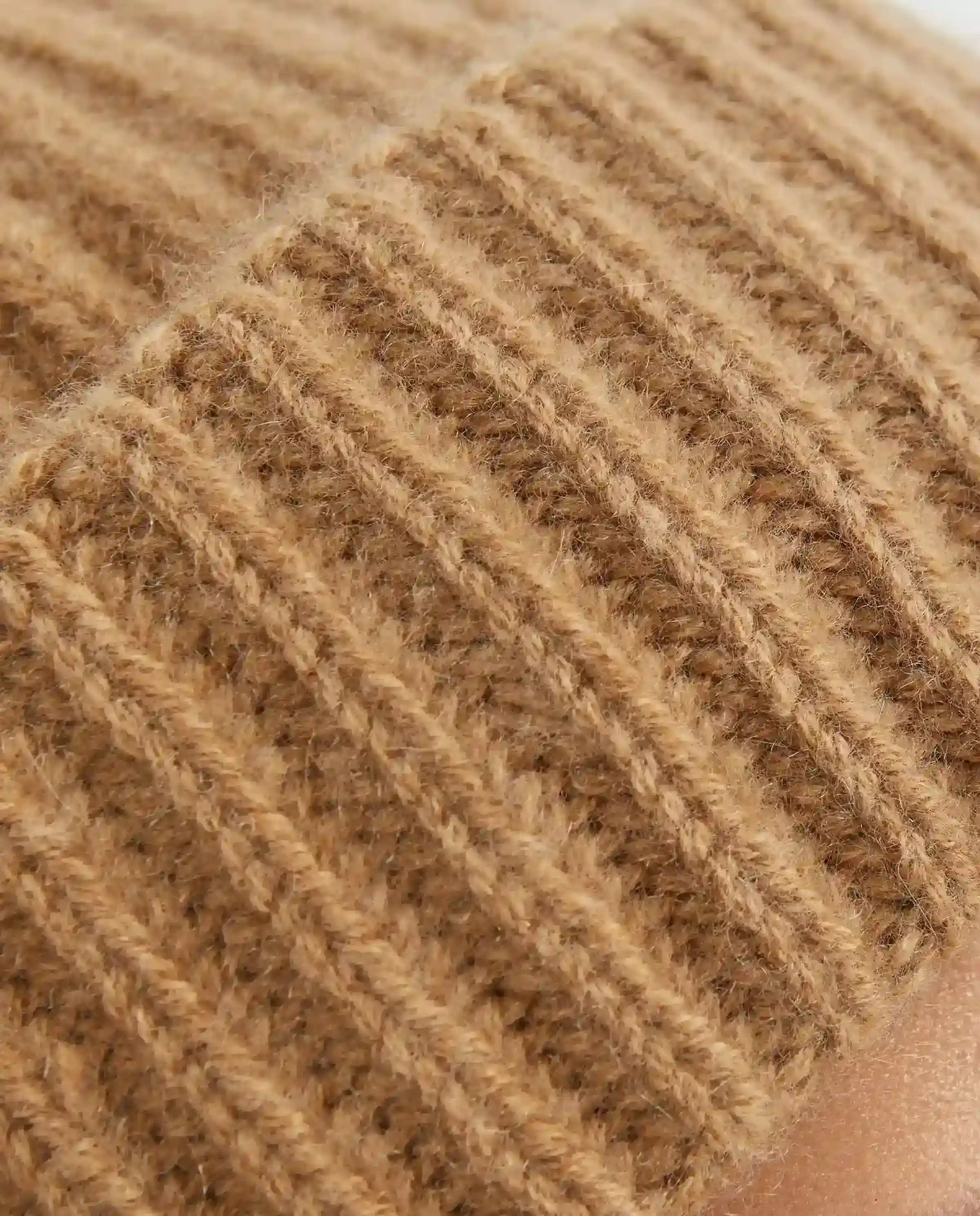 Brązowa kaszmirowa czapka z pomponem - Image #3