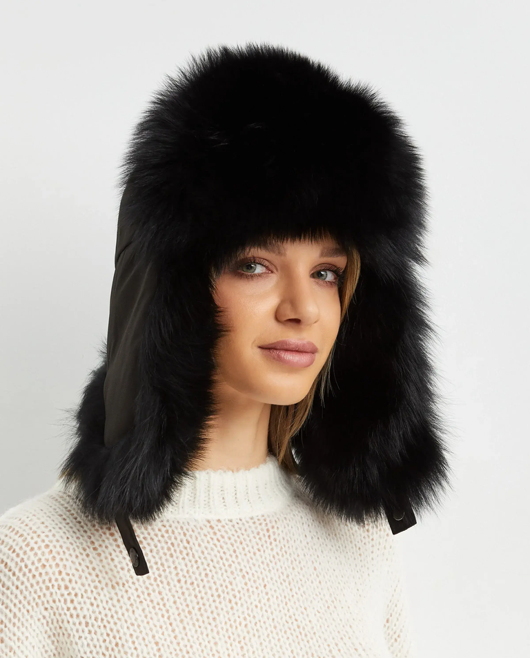 Czarna czapka uszatka