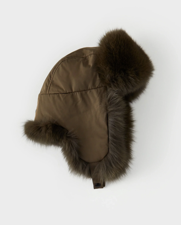 Beżowa czapka uszatka