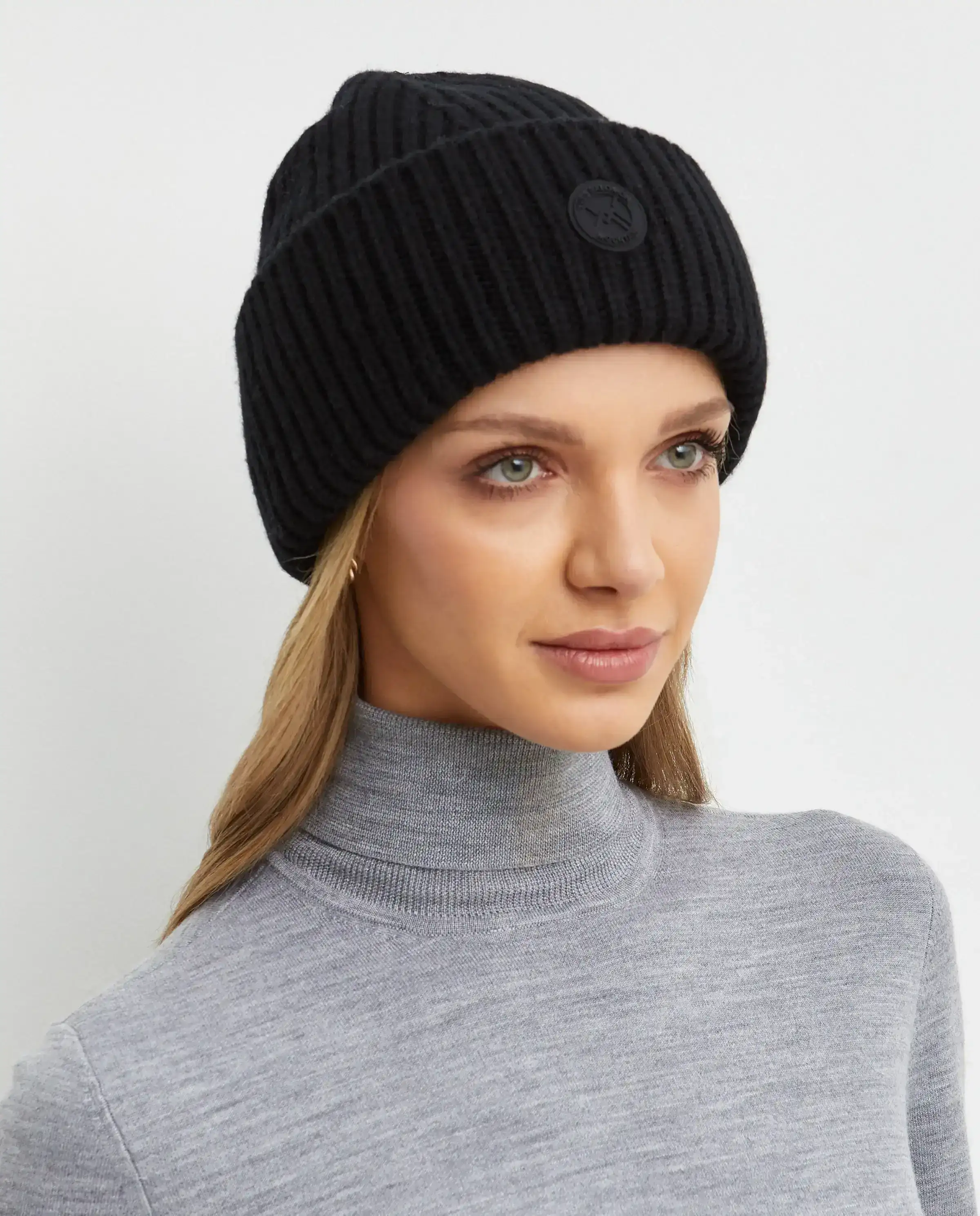 Czarna czapka beanie z logo - Image #1