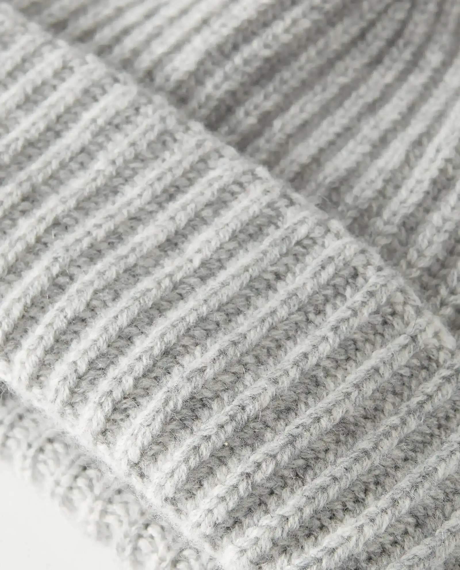 Jasnoszara kaszmirowa czapka z pomponem - Image #2