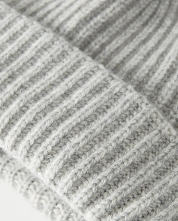 Jasnoszara kaszmirowa czapka z pomponem - Image #2