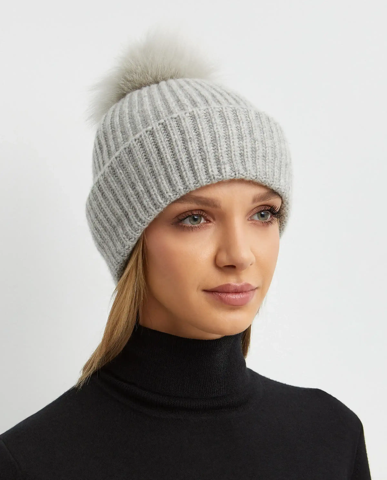 Jasnoszara kaszmirowa czapka z pomponem
