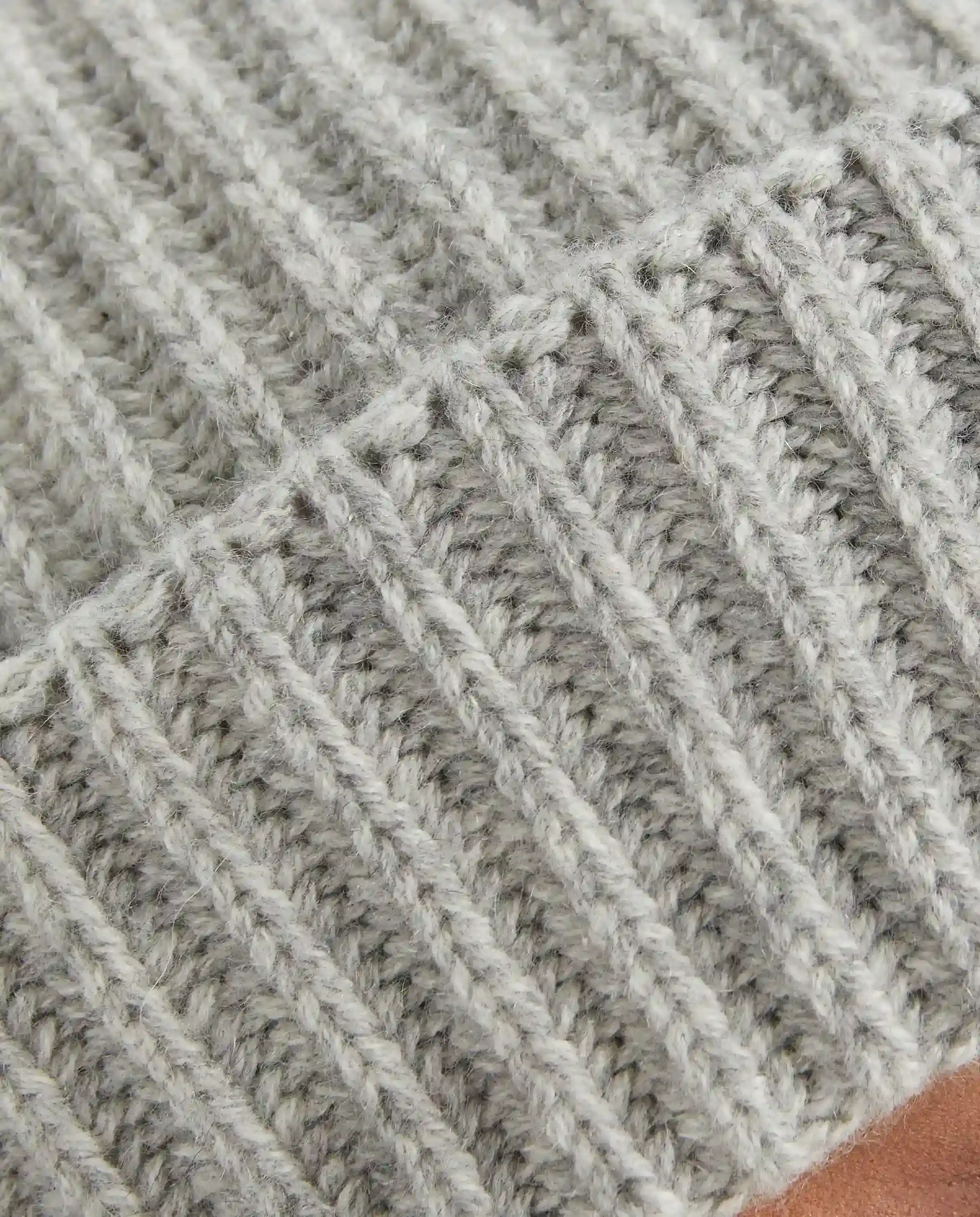 Jasnoszara kaszmirowa czapka z pomponem - Image #3