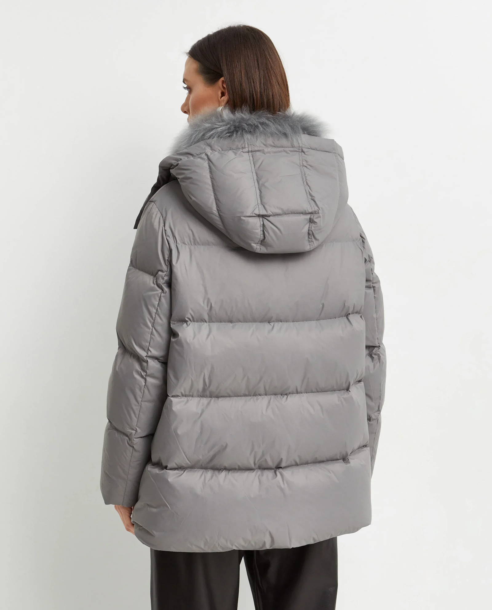Szara kurtka puchowa z futrzanym kołnierzem - Image #4