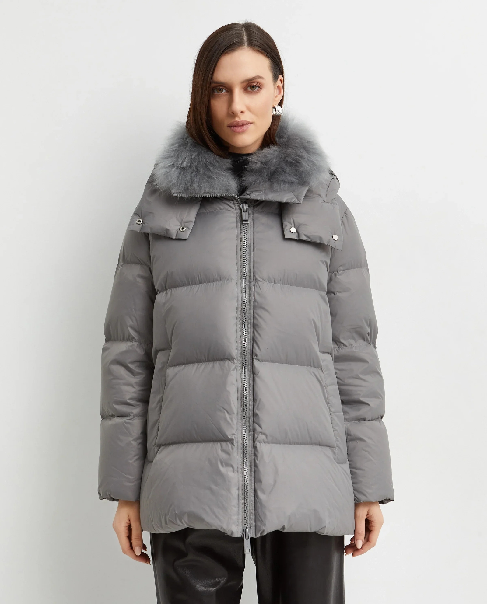 Szara kurtka puchowa z futrzanym kołnierzem - Image #0