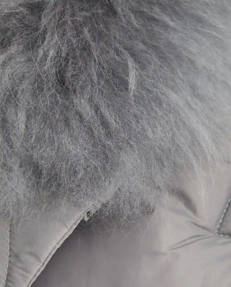 Szara kurtka puchowa z futrzanym kołnierzem - Image #5