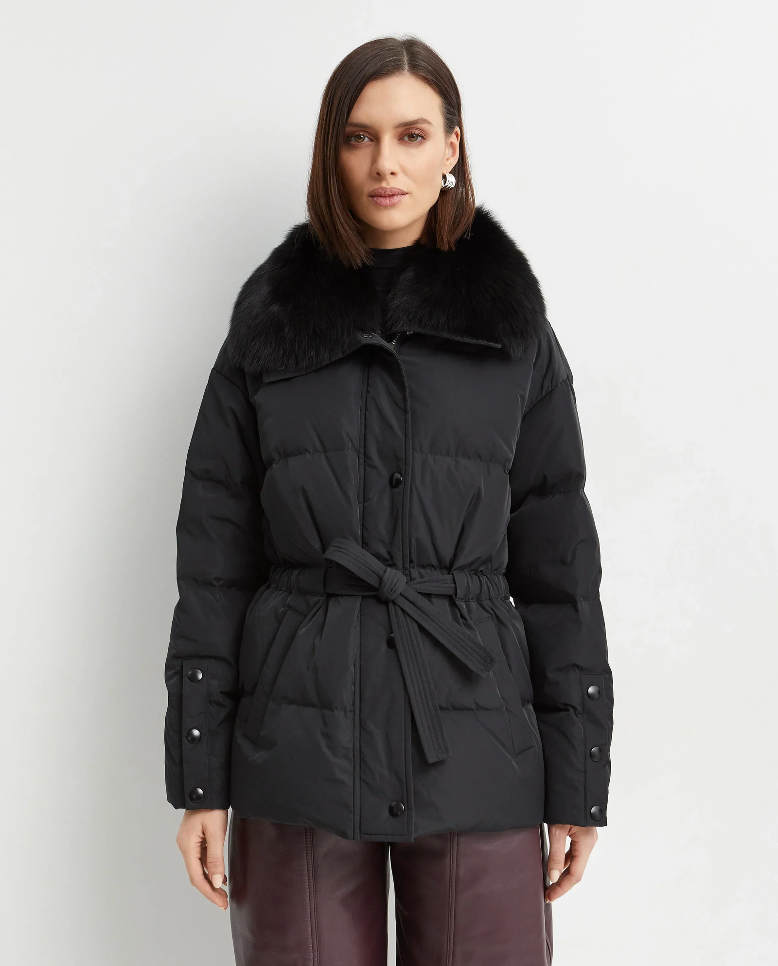 Czarny puchowy płaszcz z kołnierzem - Image #0