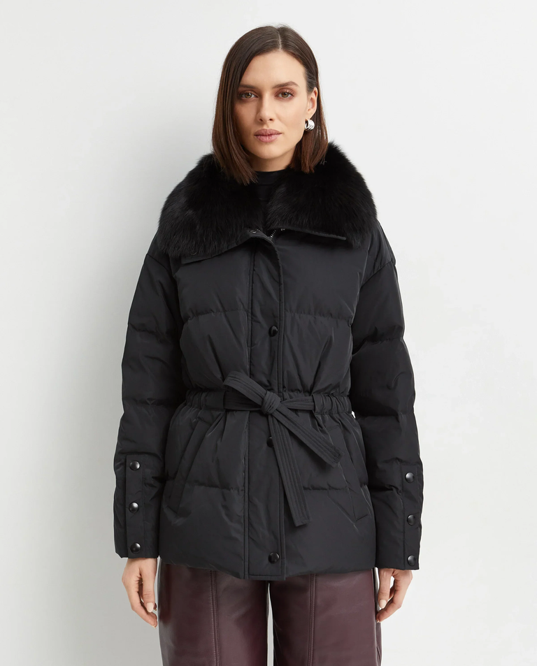 Czarny puchowy płaszcz z kołnierzem