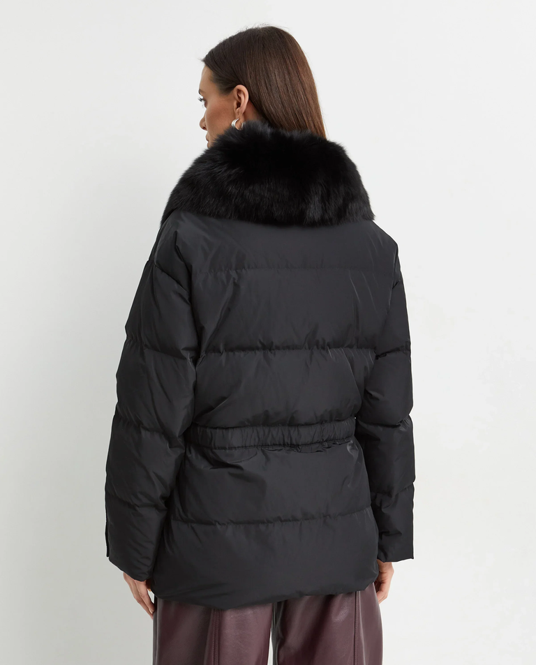 Czarny puchowy płaszcz z kołnierzem - Image #4
