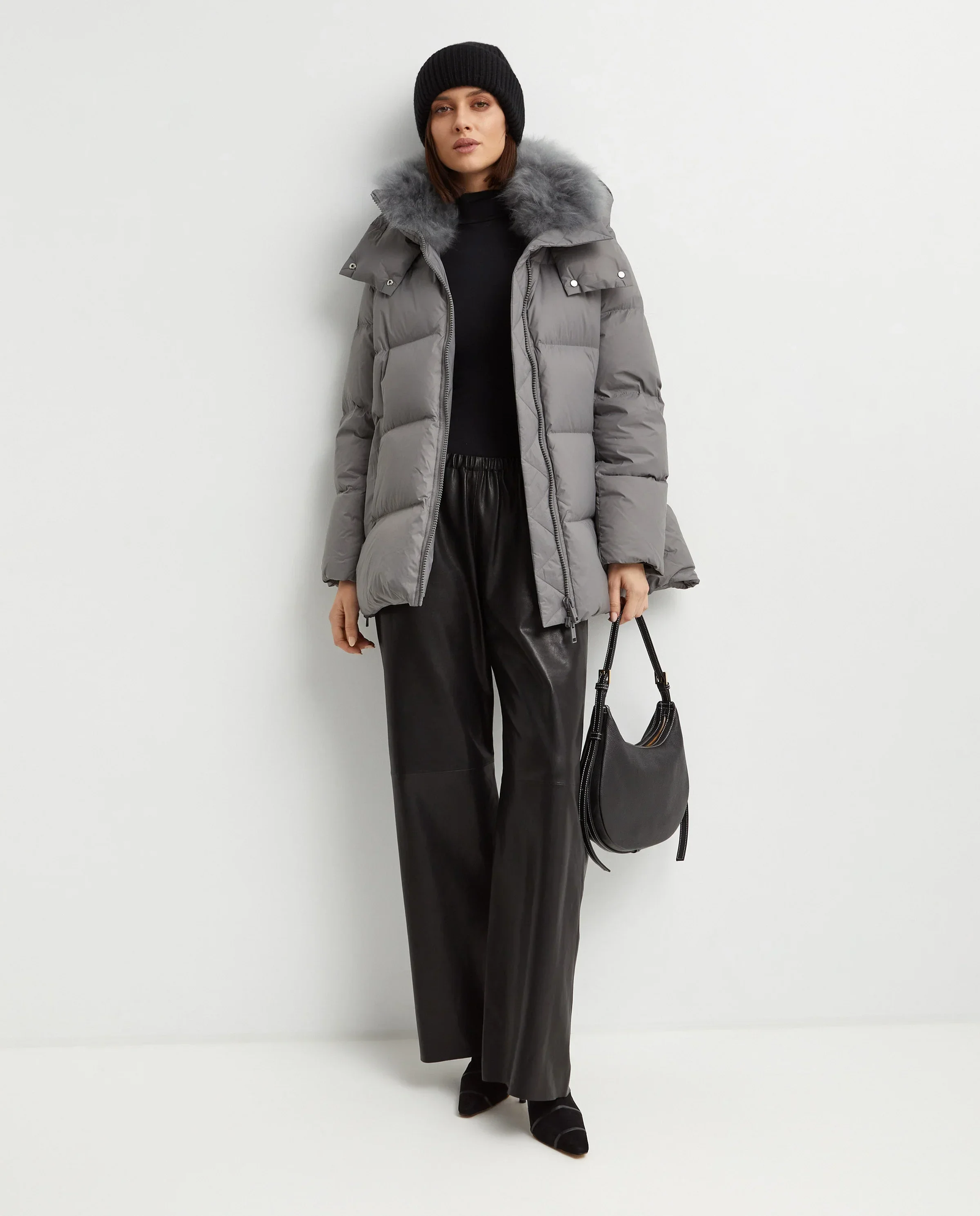 Szara kurtka puchowa z futrzanym kołnierzem - Image #3