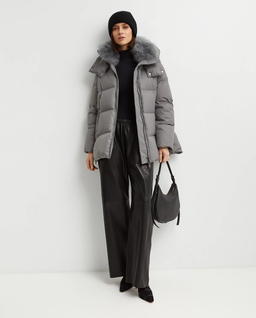 Szara kurtka puchowa z futrzanym kołnierzem - Image #3