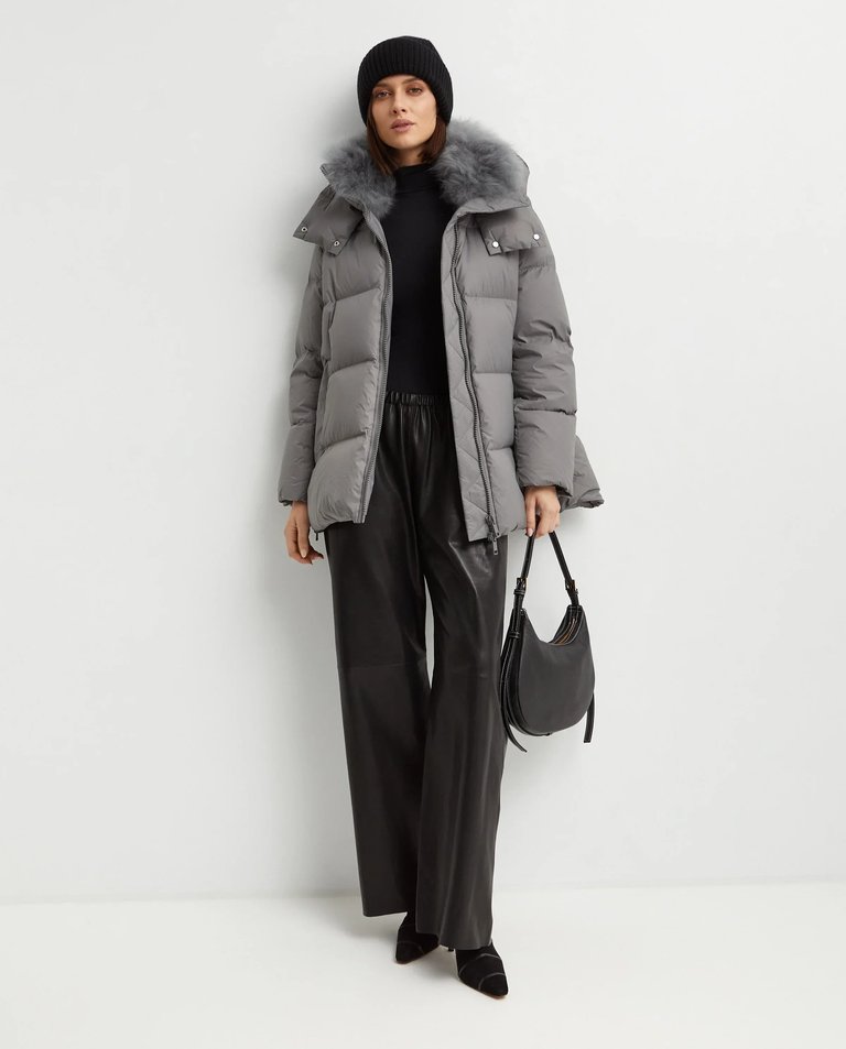 Szara kurtka puchowa z futrzanym kołnierzem - Image #3