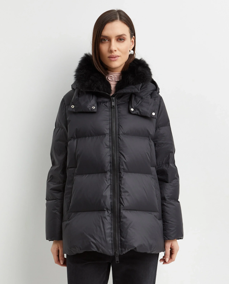 Czarna kurtka puchowa z futrzanym kołnierzem