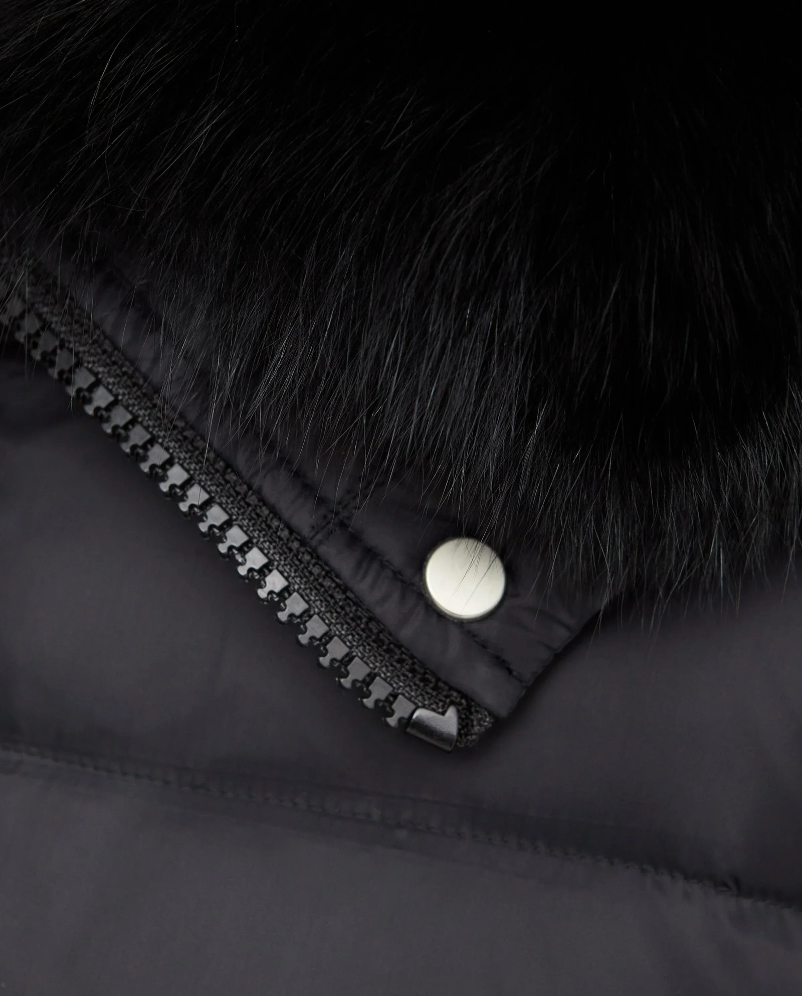 Czarna kurtka puchowa z futrzanym kołnierzem - Image #5