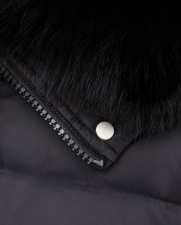 Czarna kurtka puchowa z futrzanym kołnierzem - Image #5
