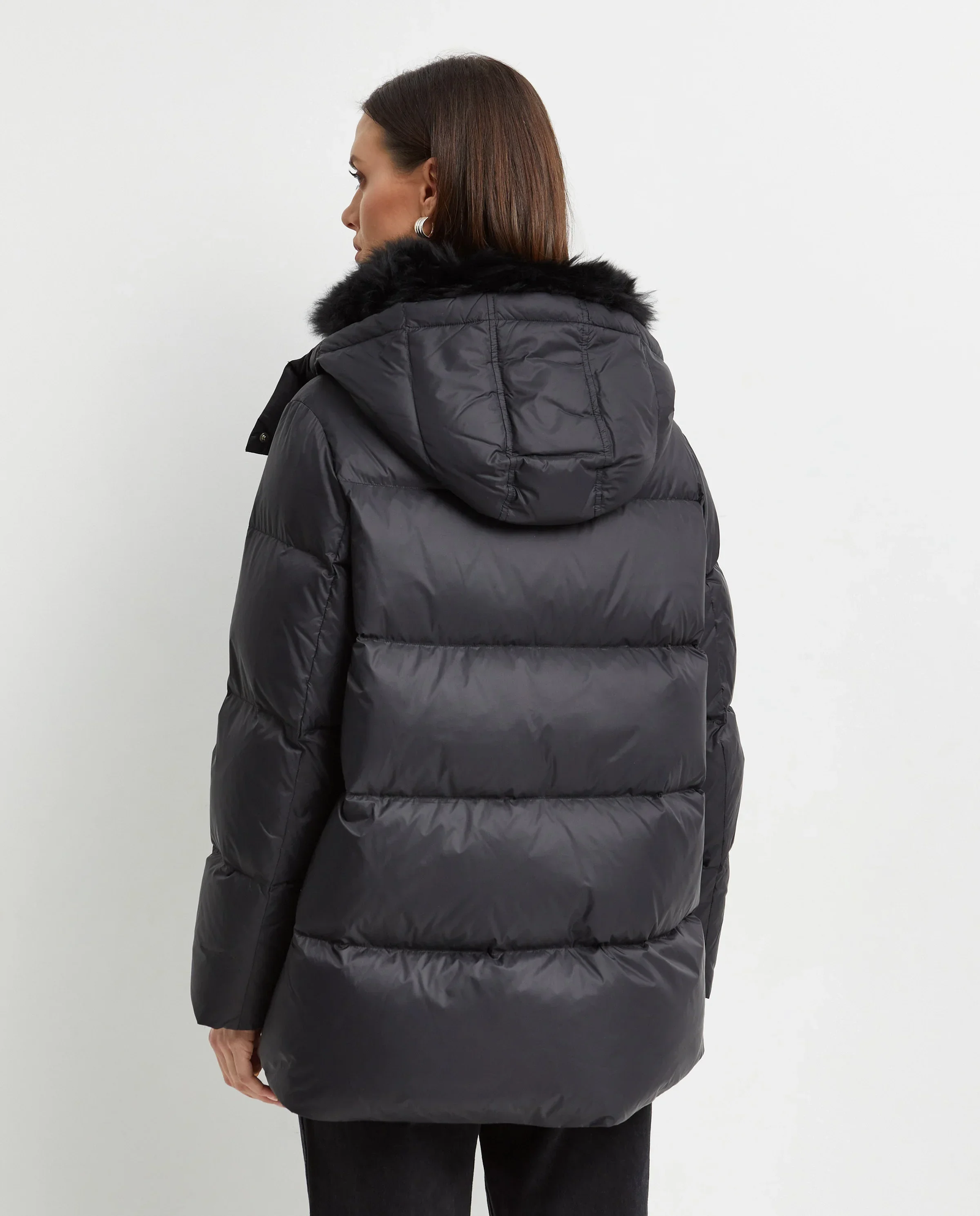 Czarna kurtka puchowa z futrzanym kołnierzem - Image #4