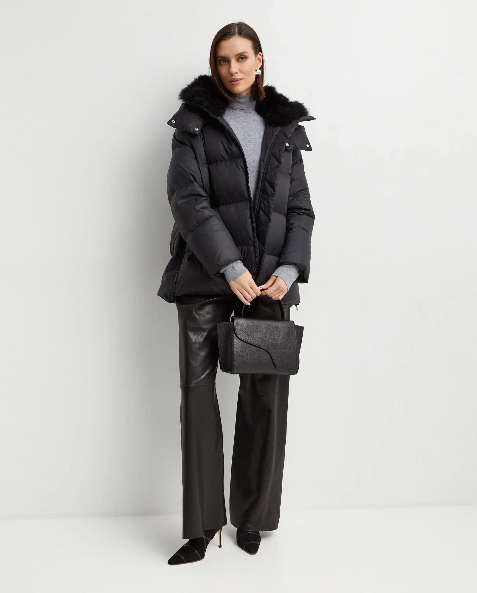 Czarna kurtka puchowa z futrzanym kołnierzem - Image #3