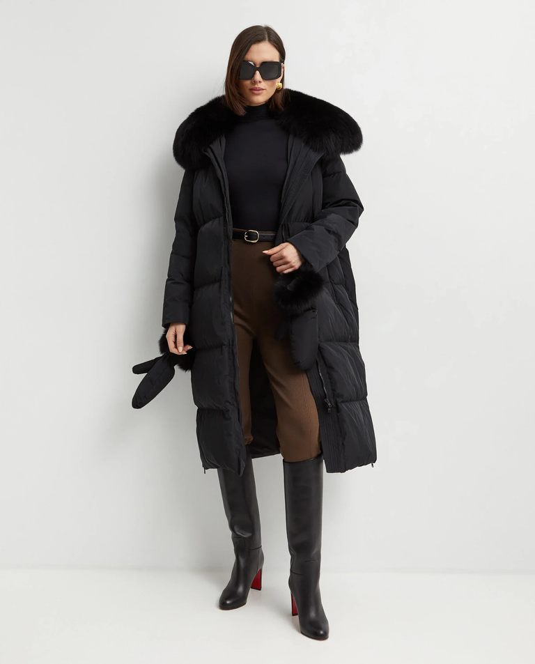 Czarny puchowy płaszcz z futrzanym kołnierzem - Image #2