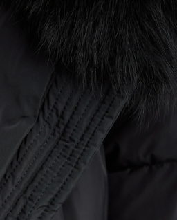 Czarny puchowy płaszcz z futrzanym kołnierzem - Image #5