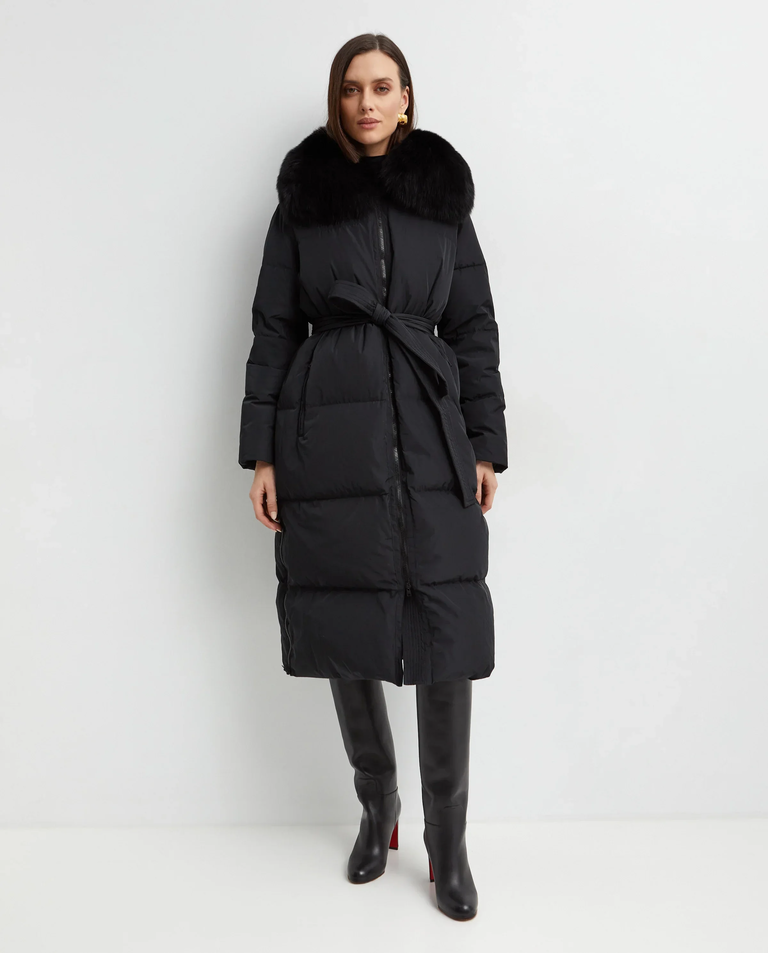 Czarny puchowy płaszcz z futrzanym kołnierzem