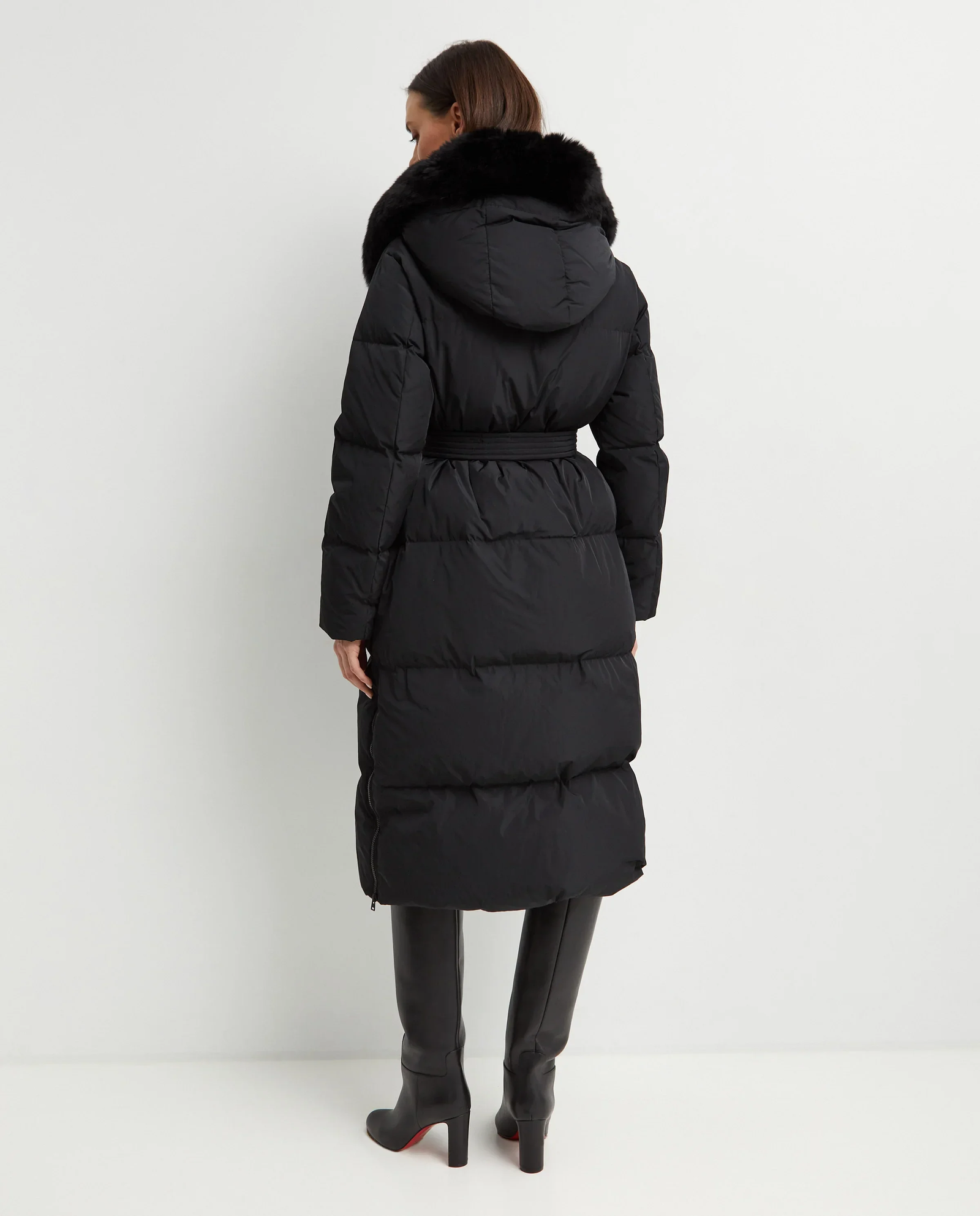 Czarny puchowy płaszcz z futrzanym kołnierzem - Image #4