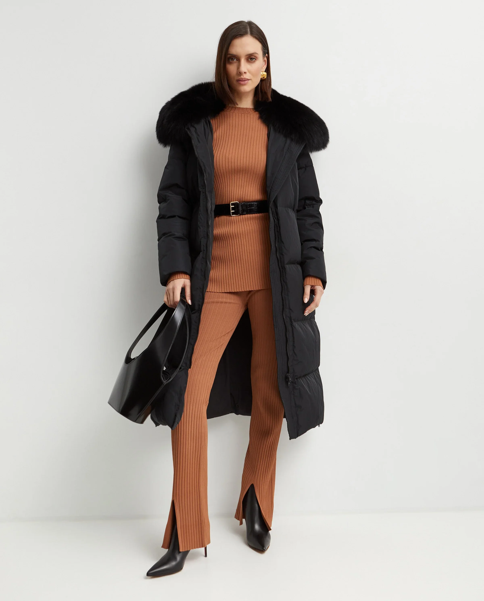 Czarny puchowy płaszcz z futrzanym kołnierzem - Image #3