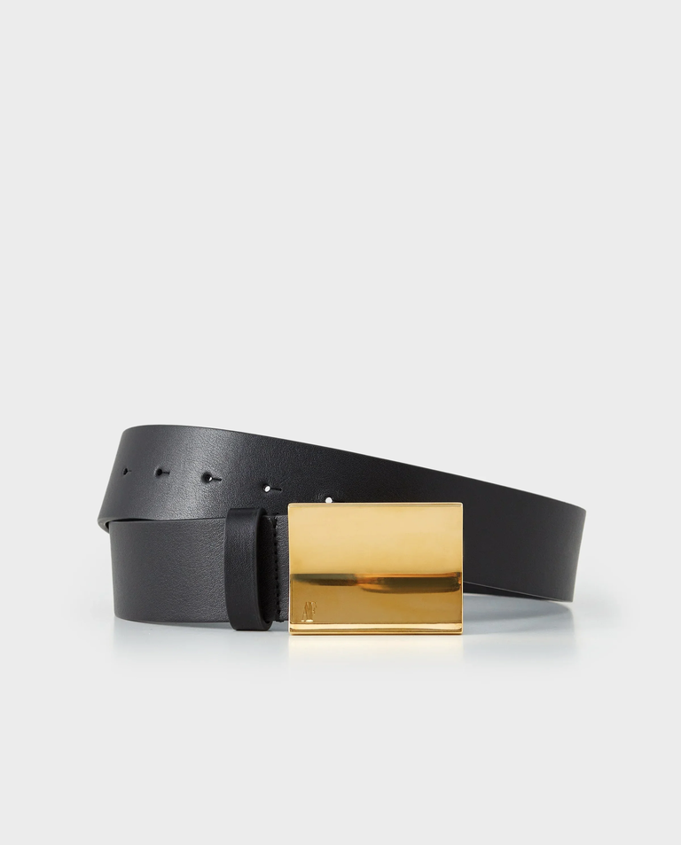 Czarny skórzany pasek ze złotą klamrą