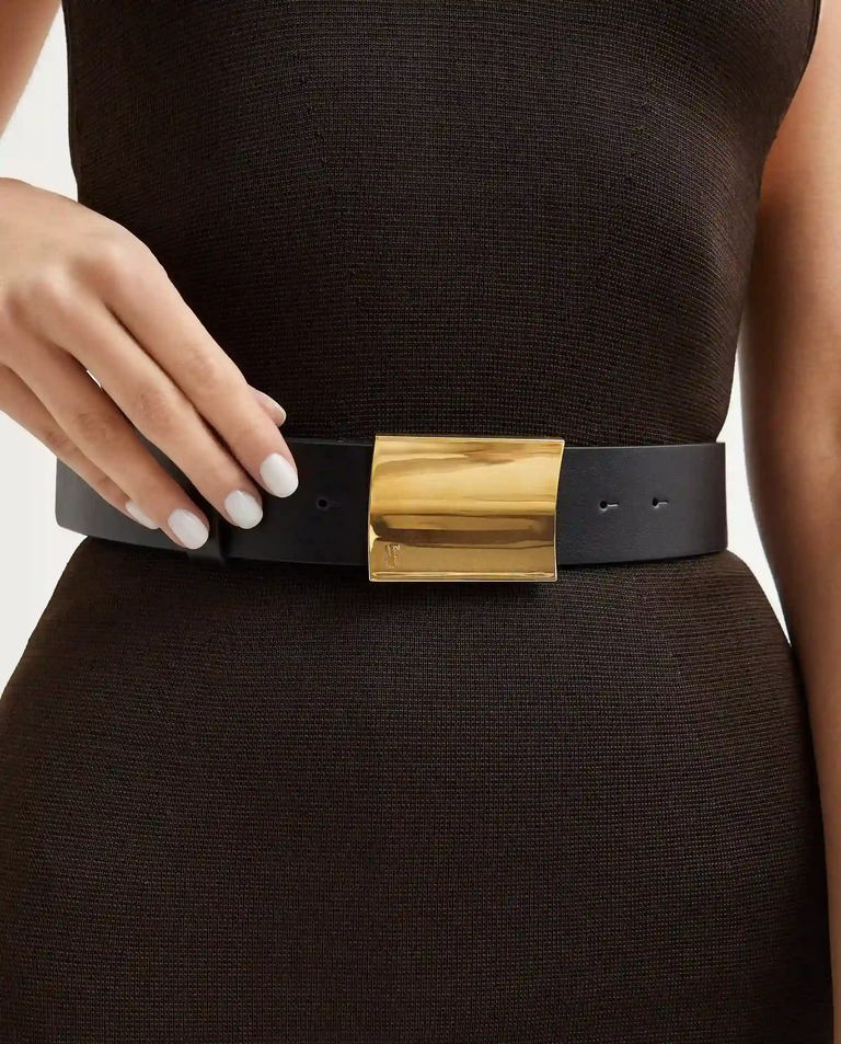 Czarny skórzany pasek ze złotą klamrą