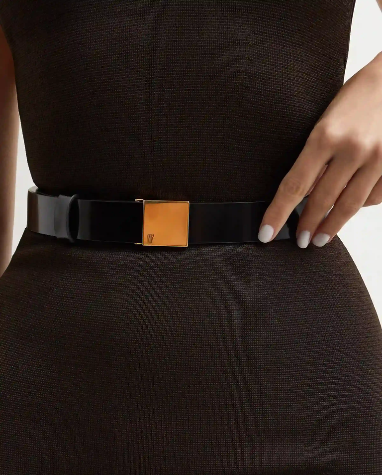 Czarny skórzany pasek ze złotą klamrą