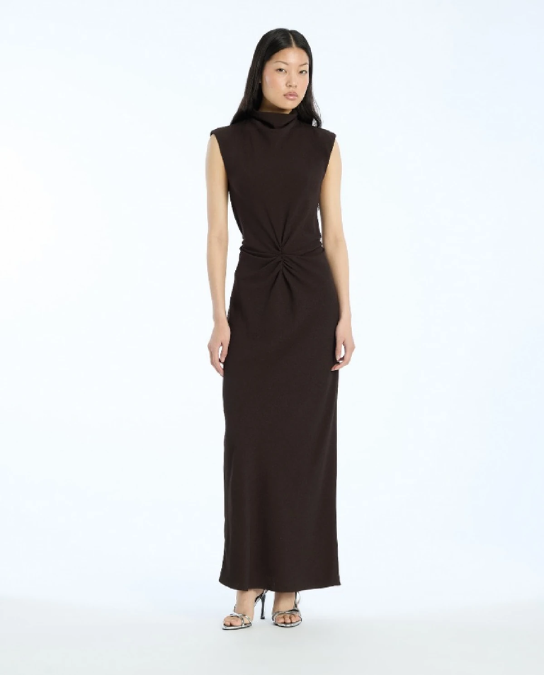 Ciemnobrązowa sukienka midi z marszczeniami